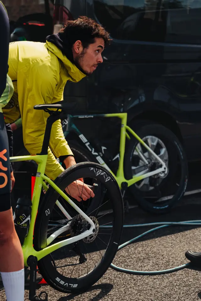 Comprobación de una bici de carretera junto a la furgoneta del equipo