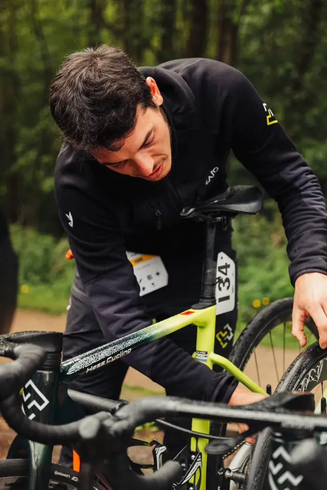 Revisión de una bici de carretera antes de la salida de una carrera