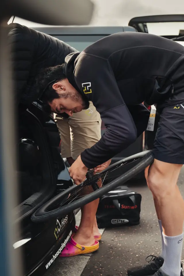 Cambio de rueda junto al coche de equipo