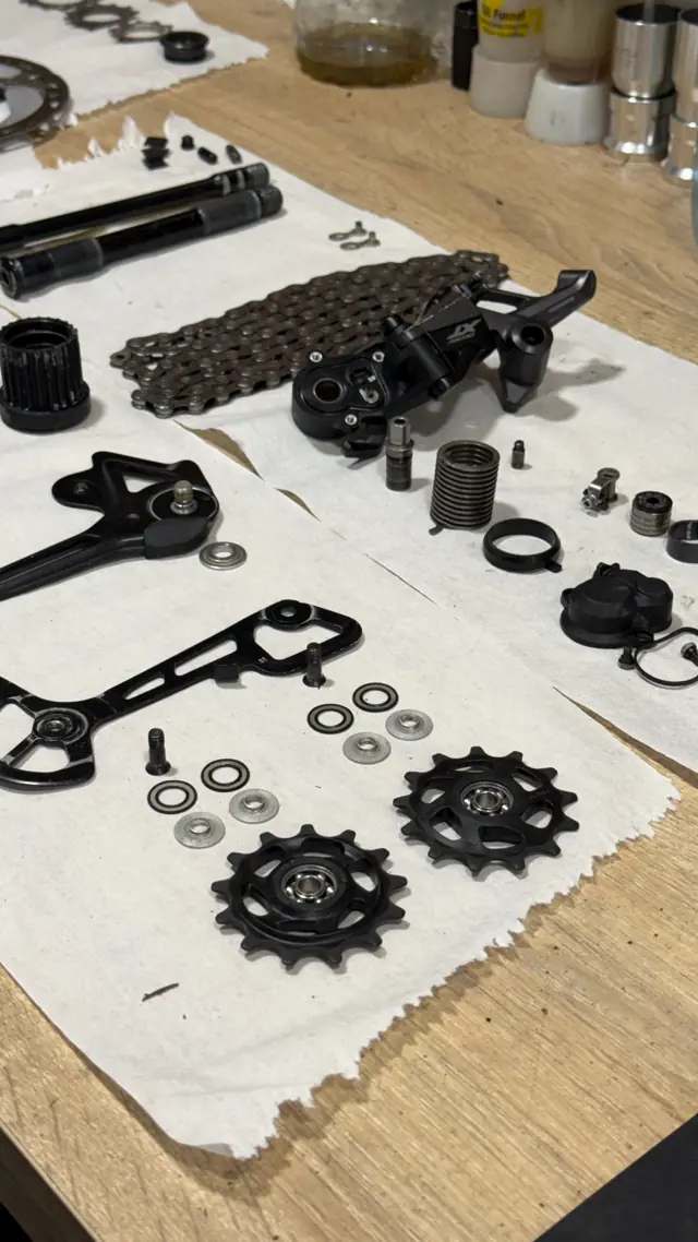 Cambio trasero Shimano desmontado pieza a pieza para su mantenimiento