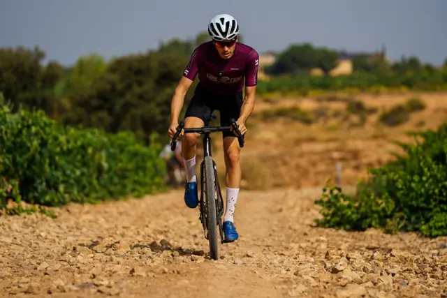 Kike rodando en gravel entre viñedos en Requena
